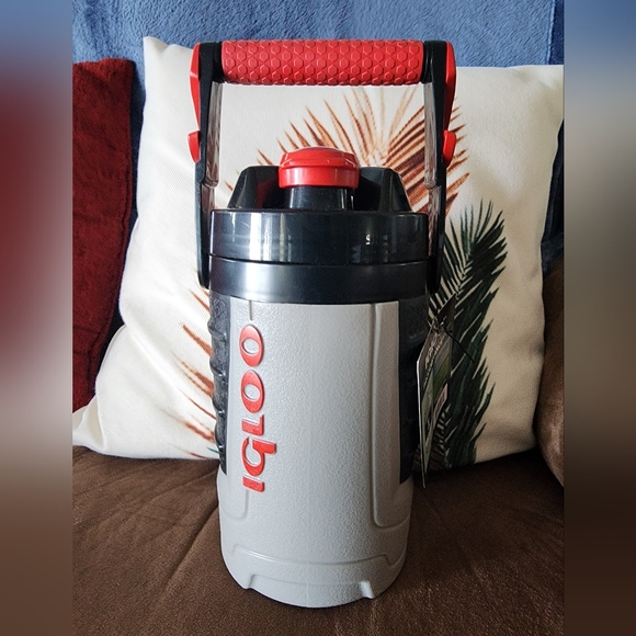 Igloo Other - Igloo Gray. Black and Red Portable Insulated Beverage Jug